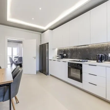 Charming Townhouse By Pikhost Shkodra