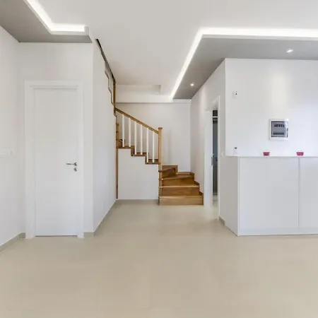 Charming Townhouse By Pikhost *