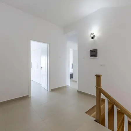 Villa Charming Townhouse By Pikhost Shkodër