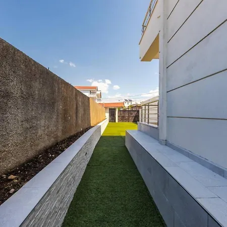 Charming Townhouse By Pikhost *
